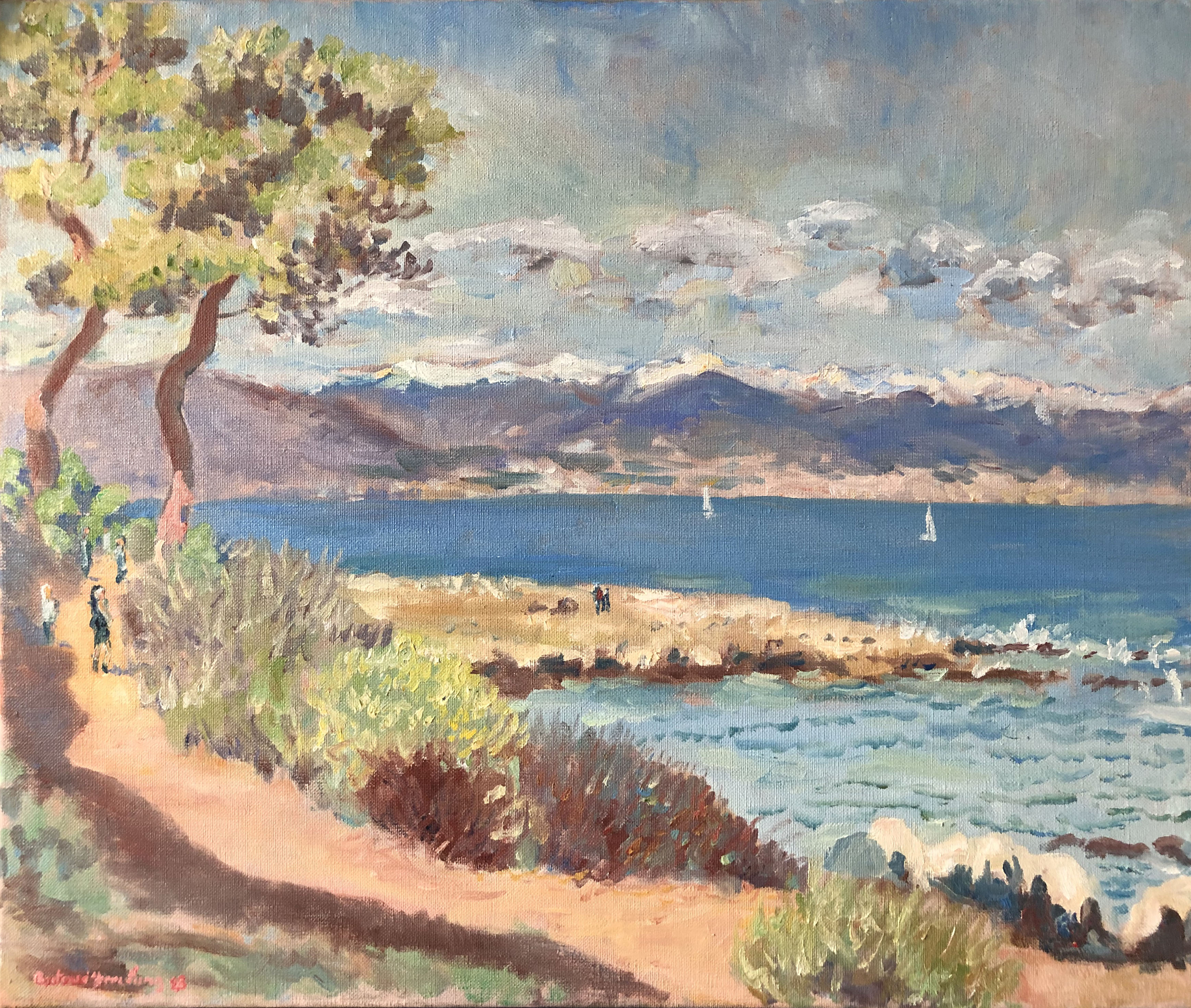 Cap d'Antibes fin d'hiver avec Alpes enneigées et promeneurs